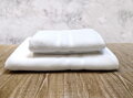Biela bavlnená saunová osuška z mäkučkej froté pleteniny s nízkou slučkou vhodná pre ubytovacie zariadenia.