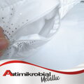 Antibakteriálny vankúš METALLIC White a metalickou striebornou potlačou na bielom podklade..
