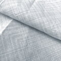 Hotelové obliečky s potlačou bielych prúžkov na sivom podklade s hotelovým uzáverom. 